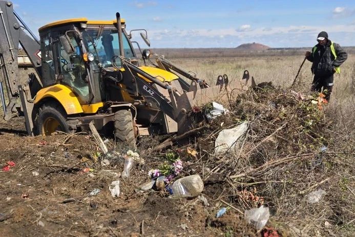 В Свердловском округе продолжается подготовка кладбищ к Радонице и Красной горке В Свердловском округе продолжается подготовка кладбищ к Радонице и Красной горке