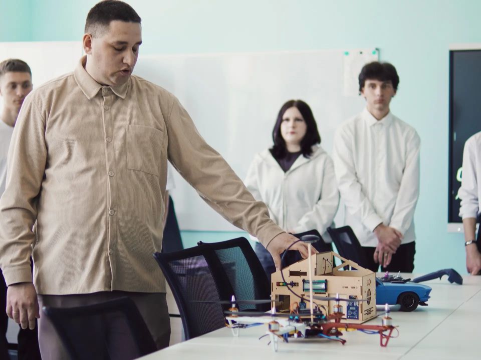 Смотрим, как это было. Единый день открытых дверей «Профессионалитета» в ЛНР собрал почти 5 тысяч школьников Смотрим, как это было. Единый день открытых дверей «Профессионалитета» в ЛНР собрал почти 5 тысяч школьников