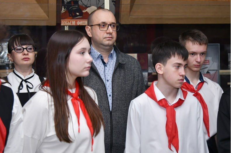 Целью мероприятия стало не только напоминание о трагических событиях прошлого, но и воспитание у подрастающего поколения чувства ответственности за сохранение мира Целью мероприятия стало не только напоминание о трагических событиях прошлого, но и воспитание у подрастающего поколения чувства ответственности за сохранение мира