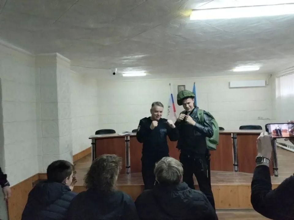 В Ровеньках школьников познакомили с профессией полицейского В Ровеньках школьников познакомили с профессией полицейского