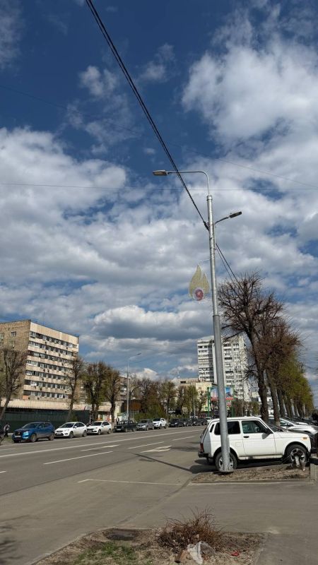 Луганск готовится к 9 мая: на Коцюбинского уже установили световые иллюминации Луганск готовится к 9 мая: на Коцюбинского уже установили световые иллюминации