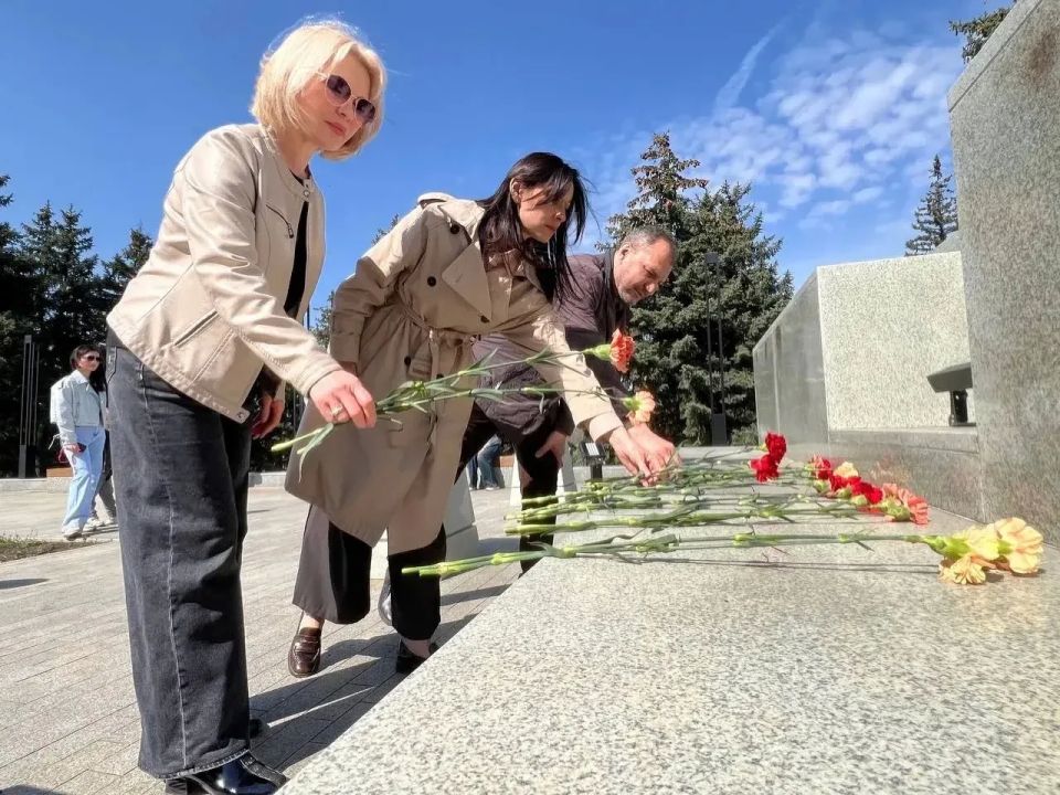 Цветы к подножиям монументов: артисты театра Голубовича почтили память жертв геноцида советского народа Цветы к подножиям монументов: артисты театра Голубовича почтили память жертв геноцида советского народа