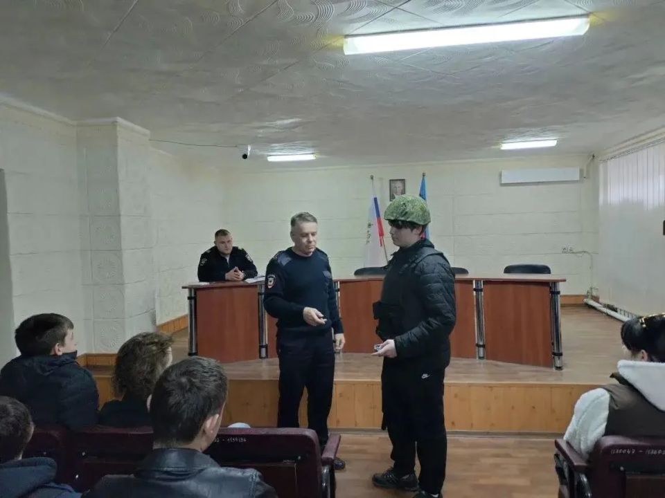 В Ровеньках школьников познакомили с профессией полицейского В Ровеньках школьников познакомили с профессией полицейского