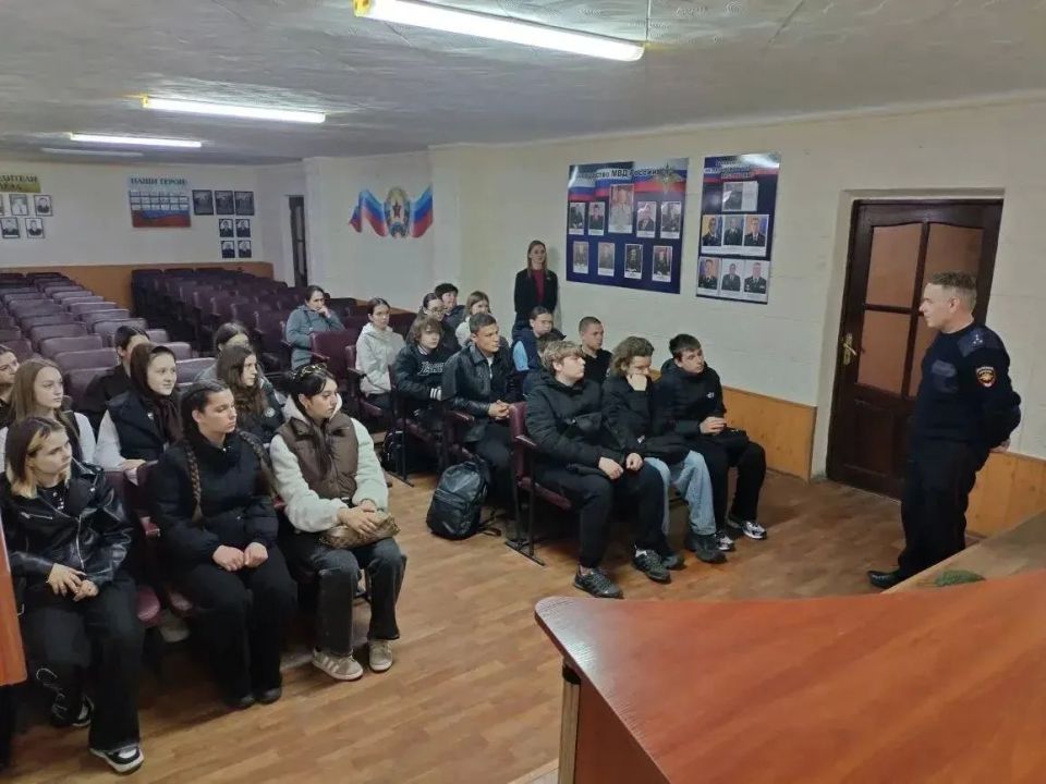 В Ровеньках школьников познакомили с профессией полицейского В Ровеньках школьников познакомили с профессией полицейского