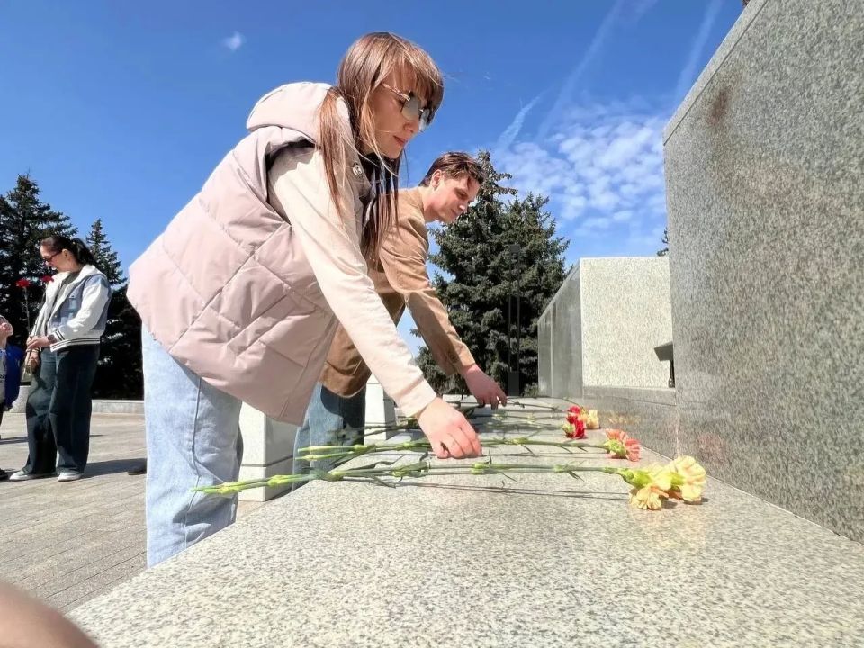 Цветы к подножиям монументов: артисты театра Голубовича почтили память жертв геноцида советского народа Цветы к подножиям монументов: артисты театра Голубовича почтили память жертв геноцида советского народа