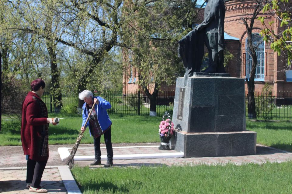 В Трехизбенке состоялся субботник, посвященный Международному дню памятников и исторических мест В Трехизбенке состоялся субботник, посвященный Международному дню памятников и исторических мест