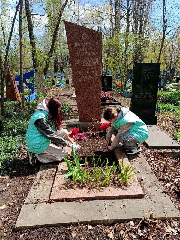 В рамках Всероссийской недели субботников «Мы за чистоту», волонтёры Добро.Центра провели работы по уходу за местом захоронения Михаила Тарасовича Шищенко — члена антифашистской молодёжной организации «Молодая гвардия» В рамках Всероссийской недели субботников «Мы за чистоту», волонтёры Добро.Центра провели работы по уходу за местом захоронения Михаила Тарасовича Шищенко — члена антифашистской молодёжной организации «Молодая гвардия»