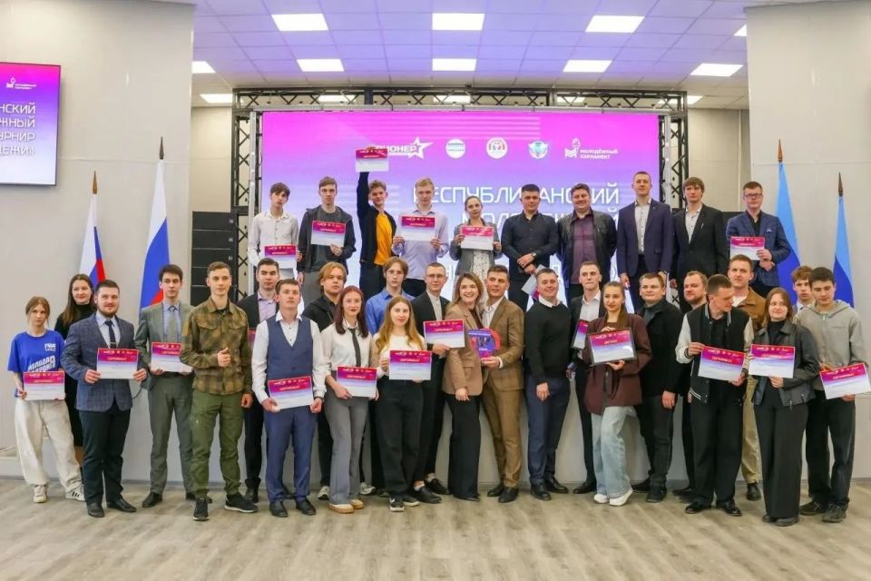 Андрей Сопельник вручил награды победителям и финалистам дебатного турнира «Мнение молодежи» Андрей Сопельник вручил награды победителям и финалистам дебатного турнира «Мнение молодежи»