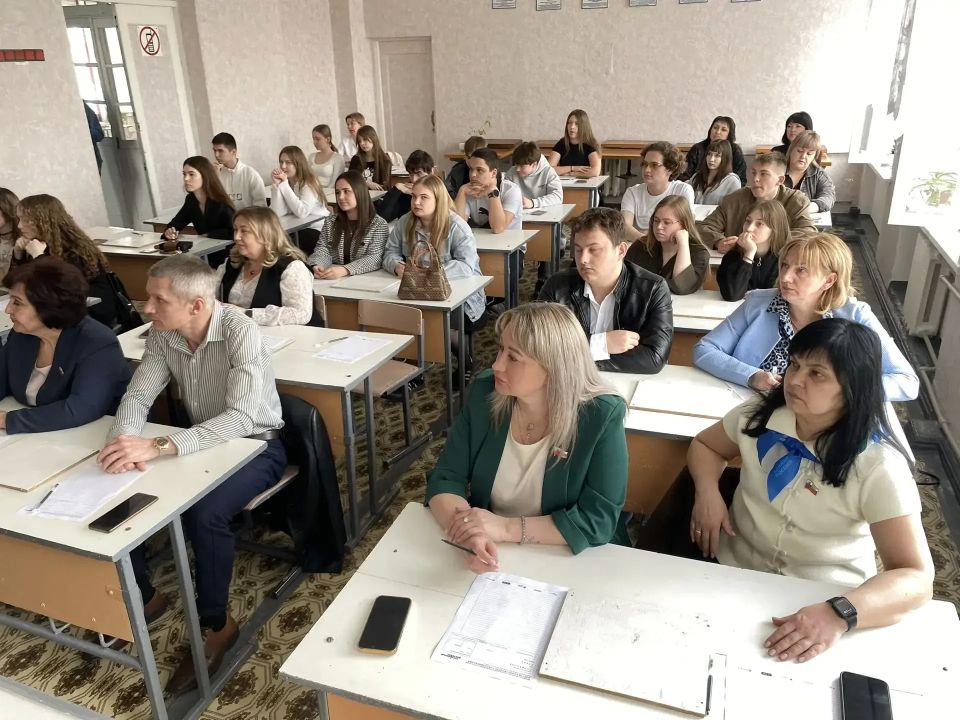 В Ровеньках прошла ежегодная культурно-просветительская акция «Тотальный диктант», которая объединяет любителей русского языка В Ровеньках прошла ежегодная культурно-просветительская акция «Тотальный диктант», которая объединяет любителей русского языка