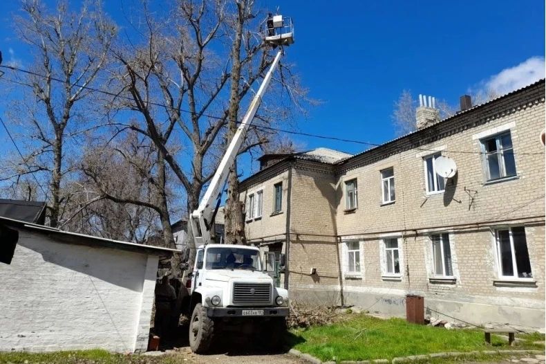 В Червонопартизанске коммунальщики обрезали аварийные деревья на улице Октябрьская В Червонопартизанске коммунальщики обрезали аварийные деревья на улице Октябрьская