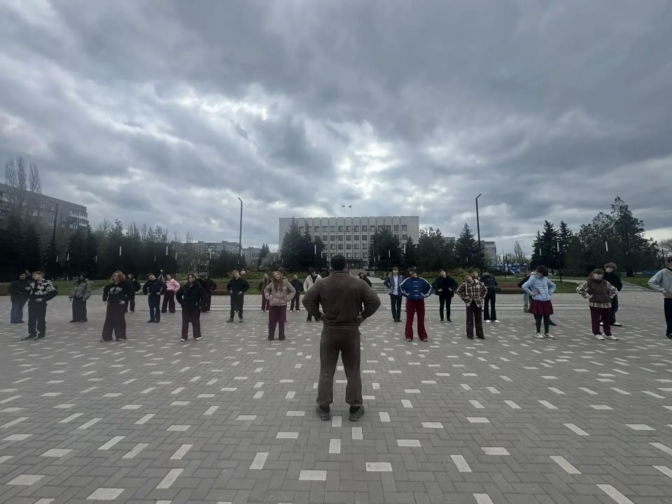 20 апреля на площади Советской состоялась общеукрепляющая зарядка «Нет наркотикам!», организованная отделом молодёжной политики при поддержке Алчевского центра физического здоровья населения «Спорт для всех» 20 апреля на площади Советской состоялась общеукрепляющая зарядка «Нет наркотикам!», организованная отделом молодёжной политики при поддержке Алчевского центра физического здоровья населения «Спорт для всех»