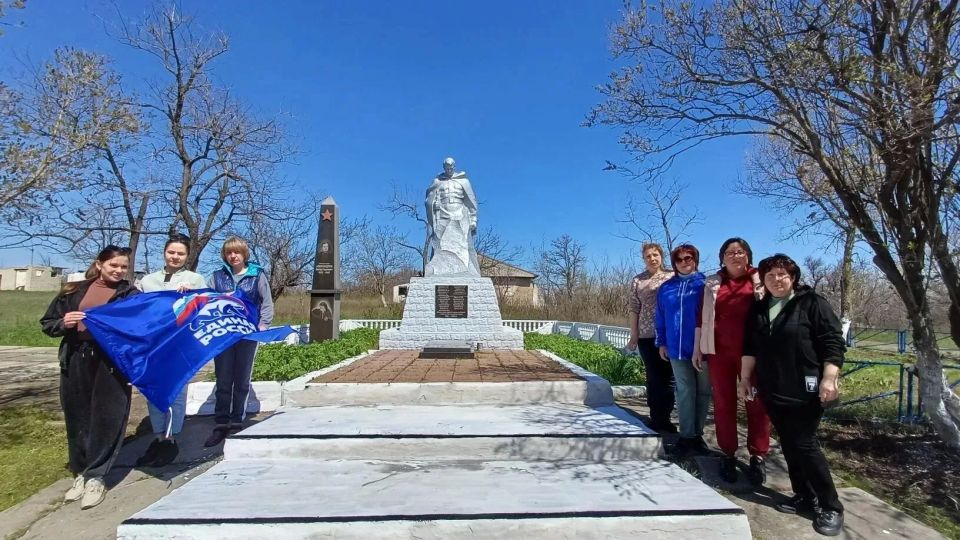 Единороссы благоустроили территорию памятника погибшим воинам в годы Великой Отечественной войны Единороссы благоустроили территорию памятника погибшим воинам в годы Великой Отечественной войны