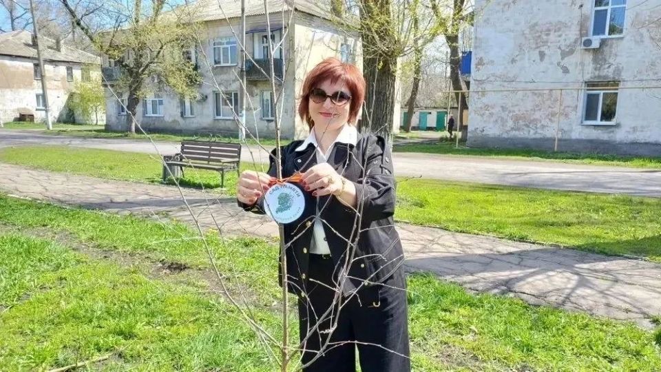 Антрацитовские единороссы присоединились к акции «Сад Памяти» Антрацитовские единороссы присоединились к акции «Сад Памяти»