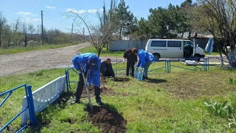 Антрацитовские единороссы присоединились к акции «Сад Памяти» Антрацитовские единороссы присоединились к акции «Сад Памяти»