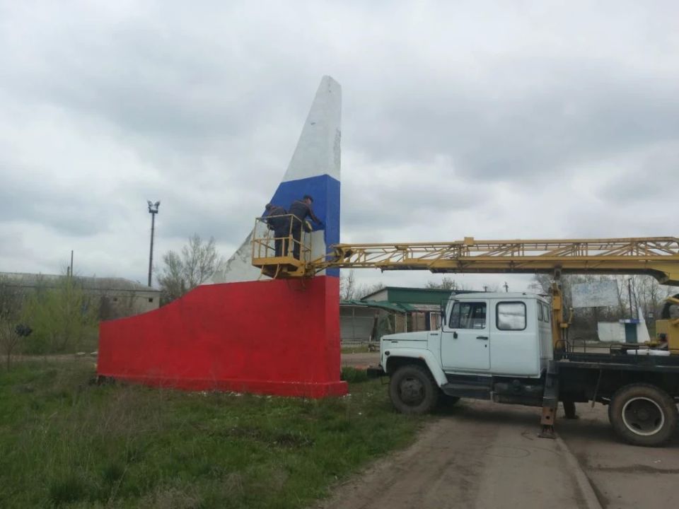 Подрядчики и аварийная бригада привели в порядок стелу в городе Кременная Подрядчики и аварийная бригада привели в порядок стелу в городе Кременная