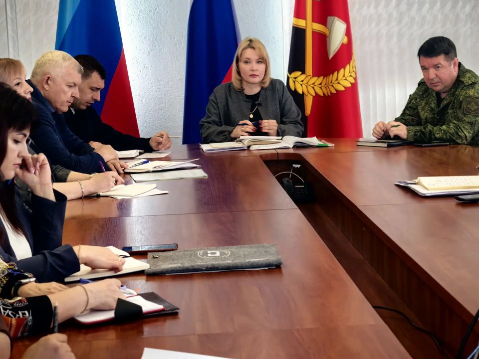 Сегодня временно исполняющий полномочия Главы Краснодонского муниципального округа Анна Гончарова провела расширенное аппаратное совещание с руководителями структурных подразделений Администрации, а также начальниками... Сегодня временно исполняющий полномочия Главы Краснодонского муниципального округа Анна Гончарова провела расширенное аппаратное совещание с руководителями структурных подразделений Администрации, а также начальниками...