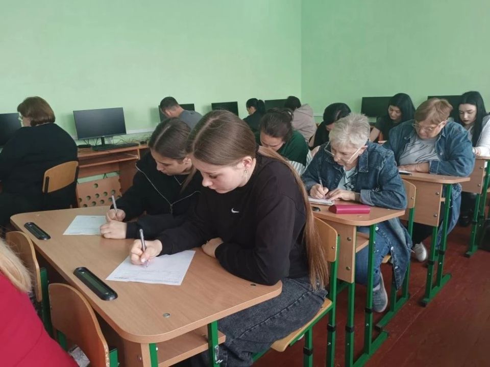 Брянковская гимназия и УВК №5 с гордостью приняли эстафету проведения ежегодной просветительской акции «Тотальный диктант» в 2026 году, став площадками для его проведения Брянковская гимназия и УВК №5 с гордостью приняли эстафету проведения ежегодной просветительской акции «Тотальный диктант» в 2026 году, став площадками для его проведения