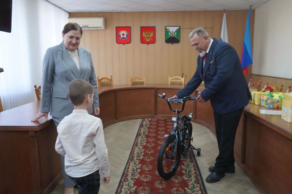 Мечты сбываются: в Свердловском округе детям вручили подарки от Главы Хакасии в рамках акции «Ёлка желаний» Мечты сбываются: в Свердловском округе детям вручили подарки от Главы Хакасии в рамках акции «Ёлка желаний»