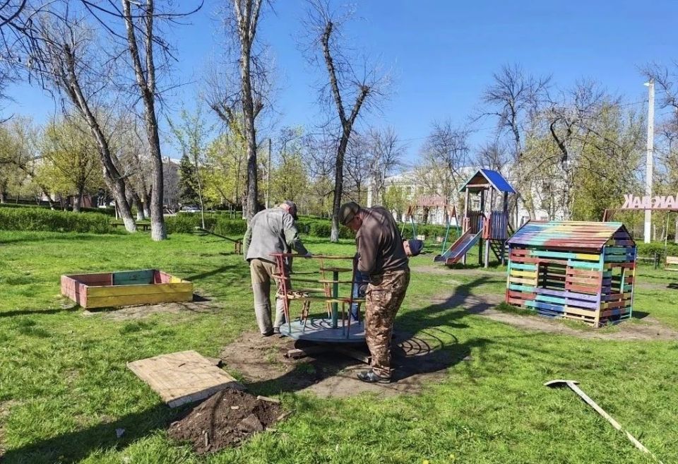 Продолжаются мероприятия по благоустройству территории города Продолжаются мероприятия по благоустройству территории города