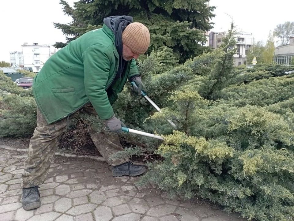"Луганский комбинат зеленого хозяйства и благоустройства" продолжает весенние работы на клумбах Луганска "Луганский комбинат зеленого хозяйства и благоустройства" продолжает весенние работы на клумбах Луганска