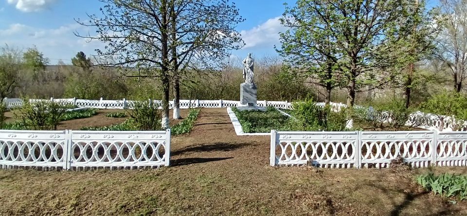 В поселке Изварино провели субботник на братском захоронении