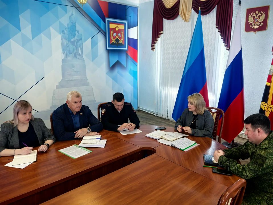 Сегодня временно исполняющий полномочия Главы Краснодонского муниципального округа Анна Гончарова провела расширенное аппаратное совещание с руководителями структурных подразделений Администрации, а также начальниками... Сегодня временно исполняющий полномочия Главы Краснодонского муниципального округа Анна Гончарова провела расширенное аппаратное совещание с руководителями структурных подразделений Администрации, а также начальниками...