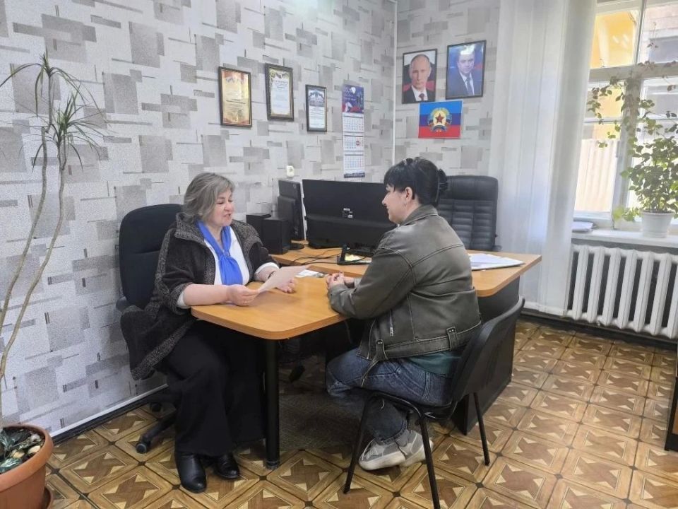 Депутаты Совета городского округа города Брянка от ВПП «Единая Россия» Елена Ужикова, Валентина Ижбердеева и Татьяна Лондаренко провели приёмы граждан Депутаты Совета городского округа города Брянка от ВПП «Единая Россия» Елена Ужикова, Валентина Ижбердеева и Татьяна Лондаренко провели приёмы граждан