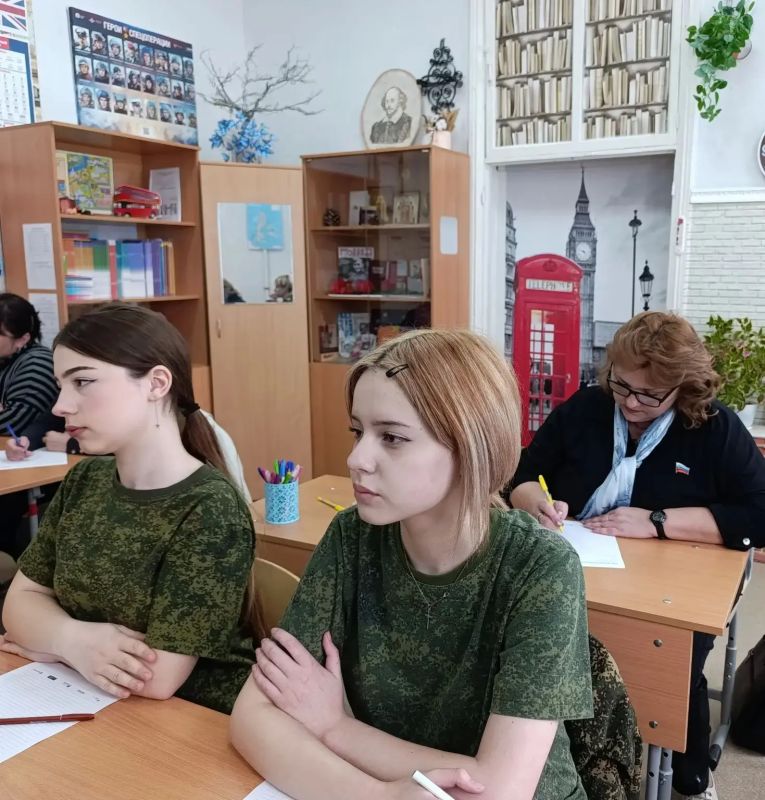 Брянковская гимназия и УВК №5 с гордостью приняли эстафету проведения ежегодной просветительской акции «Тотальный диктант» в 2026 году, став площадками для его проведения Брянковская гимназия и УВК №5 с гордостью приняли эстафету проведения ежегодной просветительской акции «Тотальный диктант» в 2026 году, став площадками для его проведения