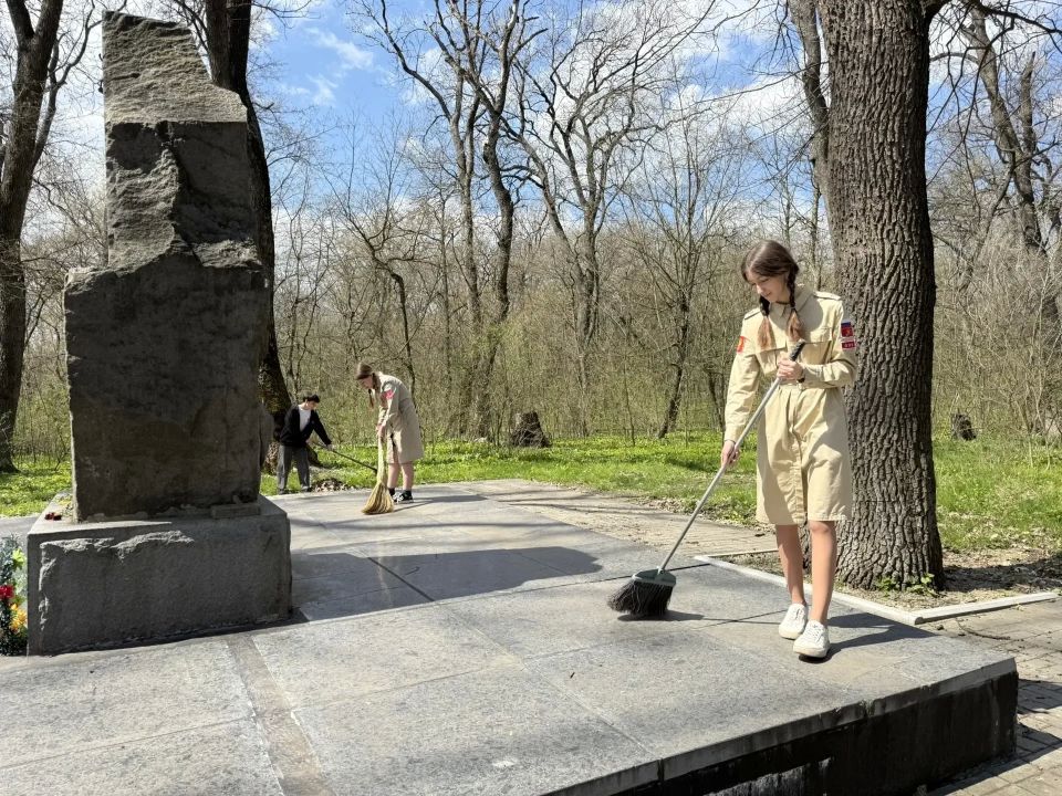 Наследие в наших руках. Учащиеся ГБОУ ЛНР «Ровеньковская гимназия №1 им. Г.С. Шонина» присоединились к акции в рамках Всероссийской недели субботников «Мы за чистоту» Наследие в наших руках. Учащиеся ГБОУ ЛНР «Ровеньковская гимназия №1 им. Г.С. Шонина» присоединились к акции в рамках Всероссийской недели субботников «Мы за чистоту»