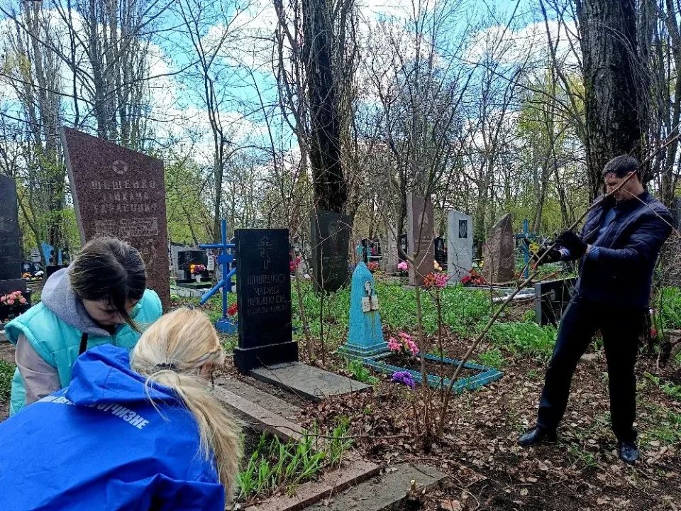 В рамках Всероссийской недели субботников «Мы за чистоту», волонтёры Добро.Центра провели работы по уходу за местом захоронения Михаила Тарасовича Шищенко — члена антифашистской молодёжной организации «Молодая гвардия» В рамках Всероссийской недели субботников «Мы за чистоту», волонтёры Добро.Центра провели работы по уходу за местом захоронения Михаила Тарасовича Шищенко — члена антифашистской молодёжной организации «Молодая гвардия»