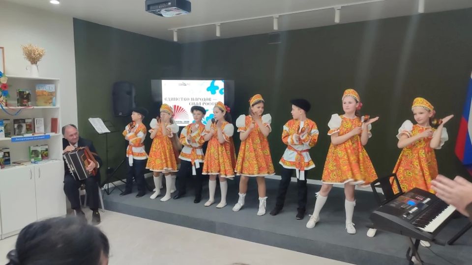 В Перевальском «Библипортале» состоялась литературномузыкальная площадка «Венок Дружбы» В Перевальском «Библипортале» состоялась литературномузыкальная площадка «Венок Дружбы»