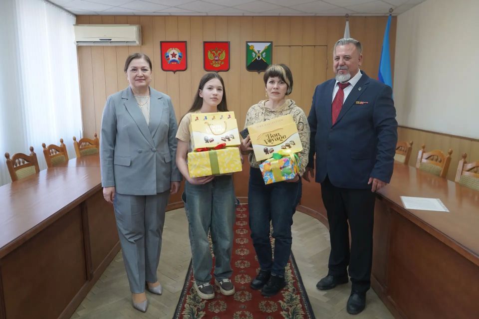 Мечты сбываются: в Свердловском округе детям вручили подарки от Главы Хакасии в рамках акции «Ёлка желаний» Мечты сбываются: в Свердловском округе детям вручили подарки от Главы Хакасии в рамках акции «Ёлка желаний»
