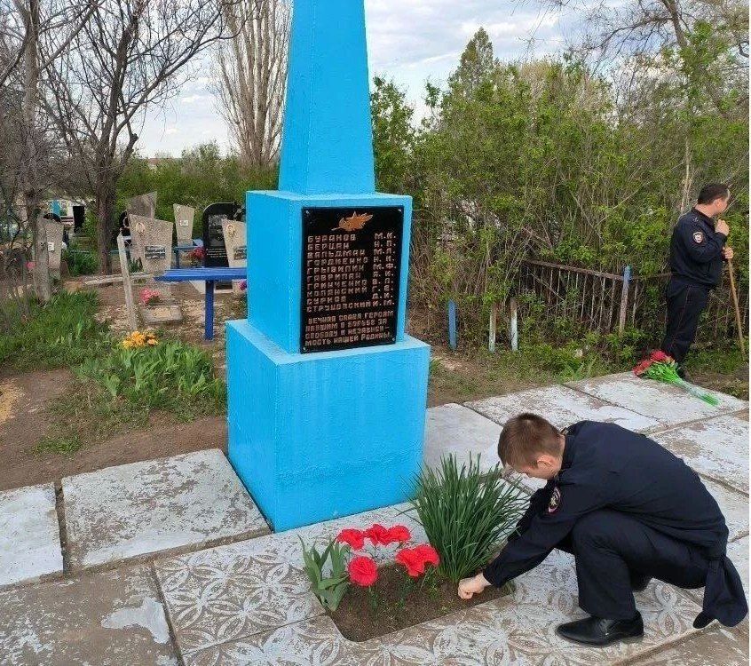 Полицейские региона в День ветерана ОВД почтили память погибших коллег Полицейские региона в День ветерана ОВД почтили память погибших коллег