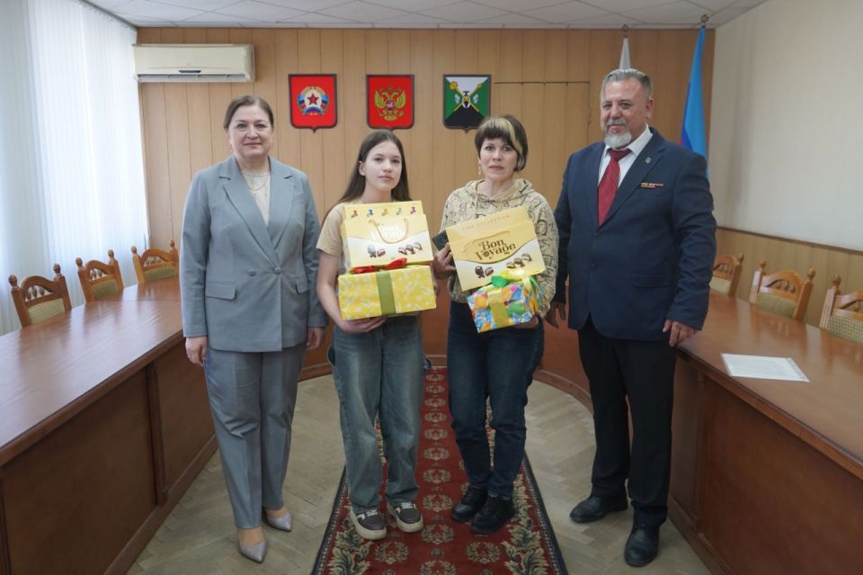 Мечты сбываются: в Свердловском округе детям вручили подарки от Главы Хакасии в рамках акции «Ёлка желаний» Мечты сбываются: в Свердловском округе детям вручили подарки от Главы Хакасии в рамках акции «Ёлка желаний»