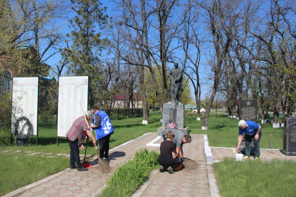 В рамках проекта «Историческая память» и марафона добрых дел «Весна – пора наводить порядки» в Трехизбенке состоялся субботник по благоустройству Братской могилы и памятных знаков летчику Николаю Мамаеву и 266-ой стрелковой... В рамках проекта «Историческая память» и марафона добрых дел «Весна – пора наводить порядки» в Трехизбенке состоялся субботник по благоустройству Братской могилы и памятных знаков летчику Николаю Мамаеву и 266-ой стрелковой...