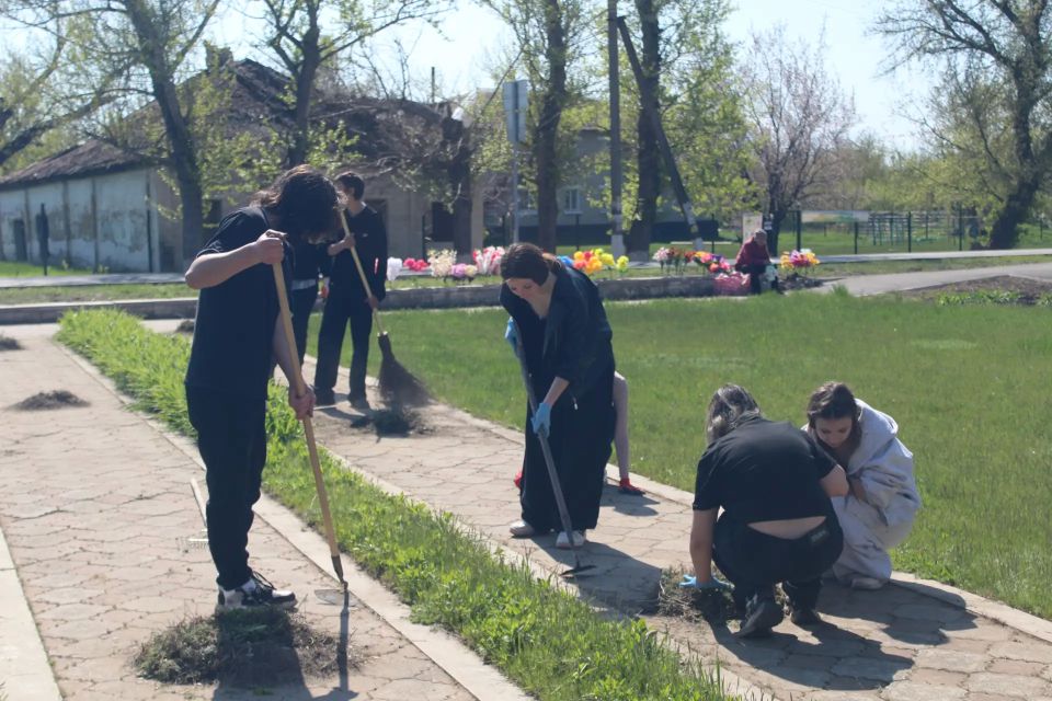 В Трехизбенке состоялся субботник, посвященный Международному дню памятников и исторических мест В Трехизбенке состоялся субботник, посвященный Международному дню памятников и исторических мест