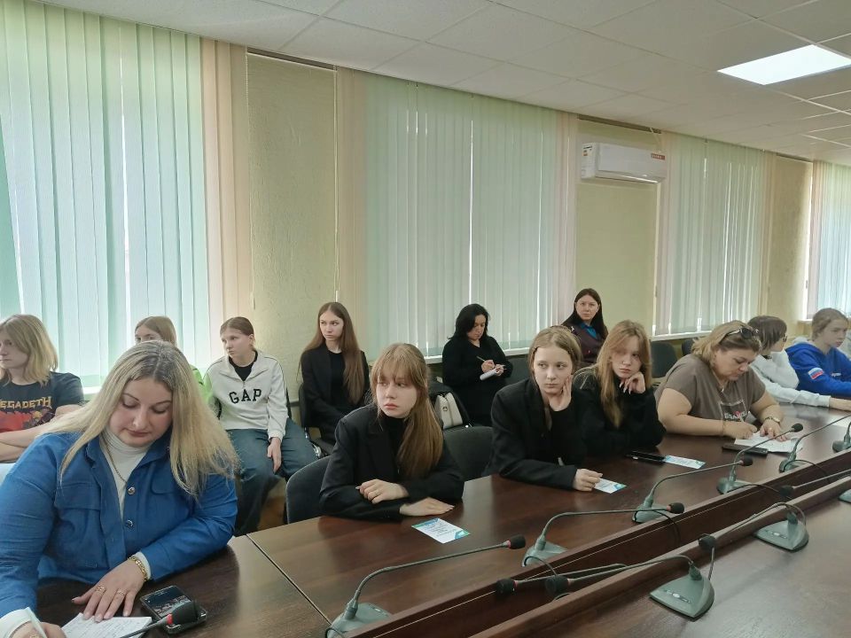 Сегодня в Ровеньках прошла встреча с волонтерами, готовыми внести свой вклад в преображение родного города Сегодня в Ровеньках прошла встреча с волонтерами, готовыми внести свой вклад в преображение родного города