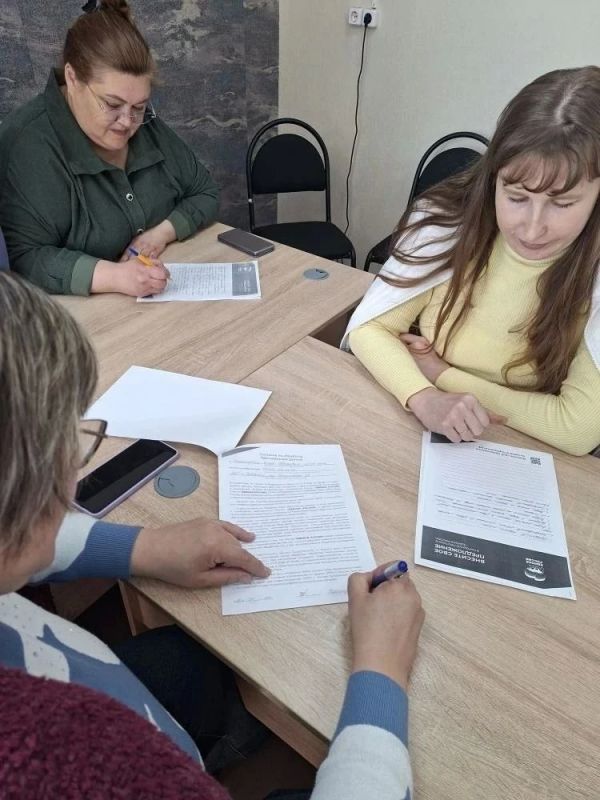 Сегодня трудовой коллектив центра обеспечения деятельности образовательных организаций города Ровеньки встретился с представителями партии «Единая Россия» для того, чтобы определить и сформулировать предложения в... Сегодня трудовой коллектив центра обеспечения деятельности образовательных организаций города Ровеньки встретился с представителями партии «Единая Россия» для того, чтобы определить и сформулировать предложения в...
