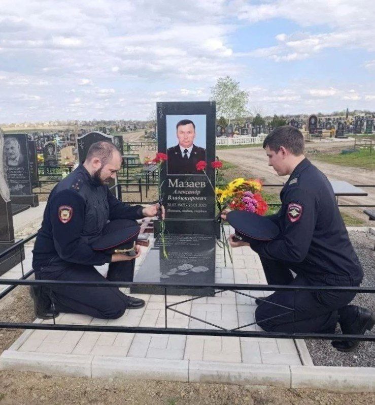 Полицейские региона в День ветерана ОВД почтили память погибших коллег Полицейские региона в День ветерана ОВД почтили память погибших коллег