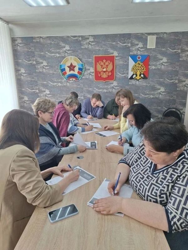 Сегодня трудовой коллектив центра обеспечения деятельности образовательных организаций города Ровеньки встретился с представителями партии «Единая Россия» для того, чтобы определить и сформулировать предложения в... Сегодня трудовой коллектив центра обеспечения деятельности образовательных организаций города Ровеньки встретился с представителями партии «Единая Россия» для того, чтобы определить и сформулировать предложения в...