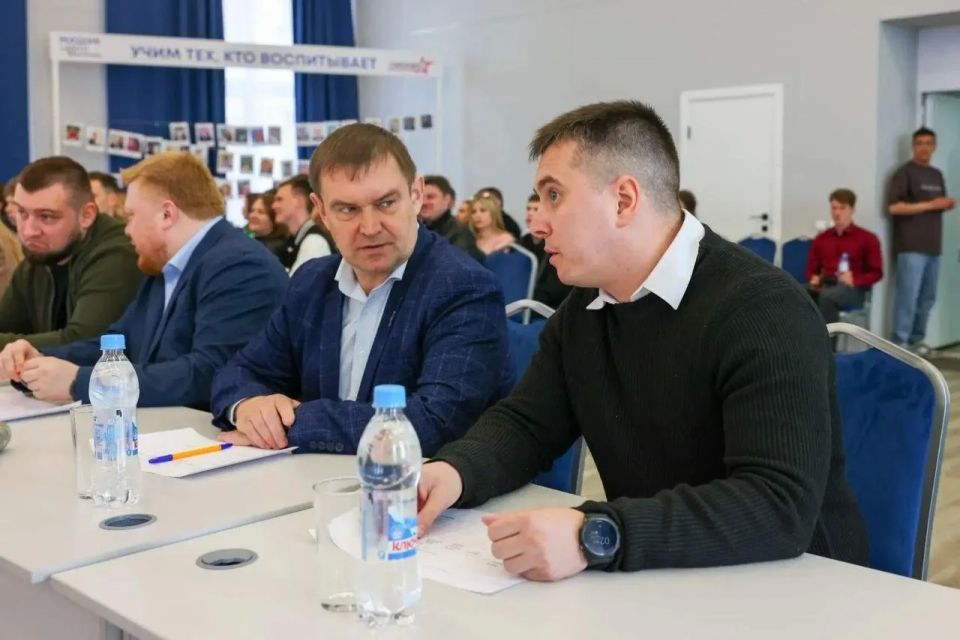 Андрей Сопельник вручил награды победителям и финалистам дебатного турнира «Мнение молодежи» Андрей Сопельник вручил награды победителям и финалистам дебатного турнира «Мнение молодежи»