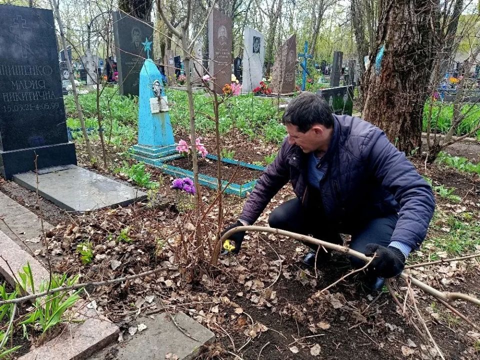 В рамках Всероссийской недели субботников «Мы за чистоту», волонтёры Добро.Центра провели работы по уходу за местом захоронения Михаила Тарасовича Шищенко — члена антифашистской молодёжной организации «Молодая гвардия» В рамках Всероссийской недели субботников «Мы за чистоту», волонтёры Добро.Центра провели работы по уходу за местом захоронения Михаила Тарасовича Шищенко — члена антифашистской молодёжной организации «Молодая гвардия»