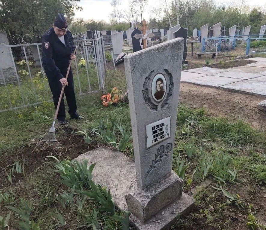 Полицейские региона в День ветерана ОВД почтили память погибших коллег Полицейские региона в День ветерана ОВД почтили память погибших коллег