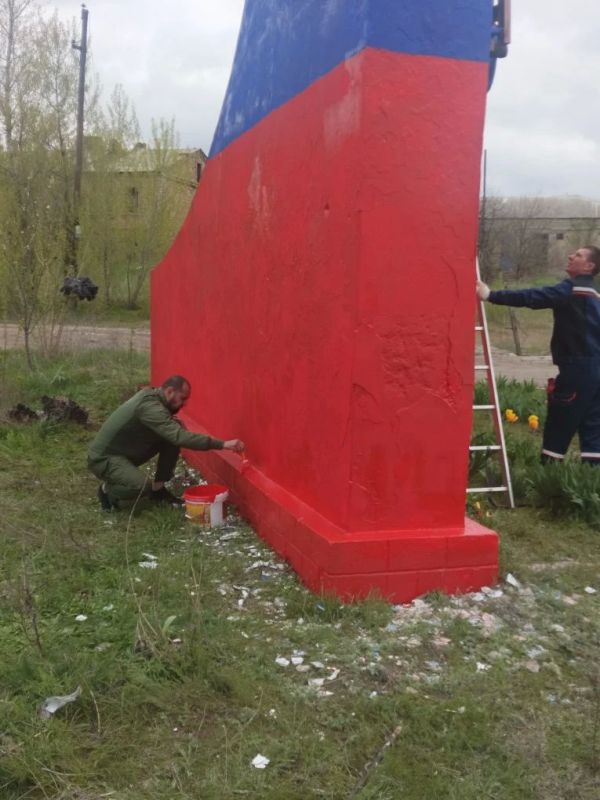 Подрядчики и аварийная бригада привели в порядок стелу в городе Кременная Подрядчики и аварийная бригада привели в порядок стелу в городе Кременная