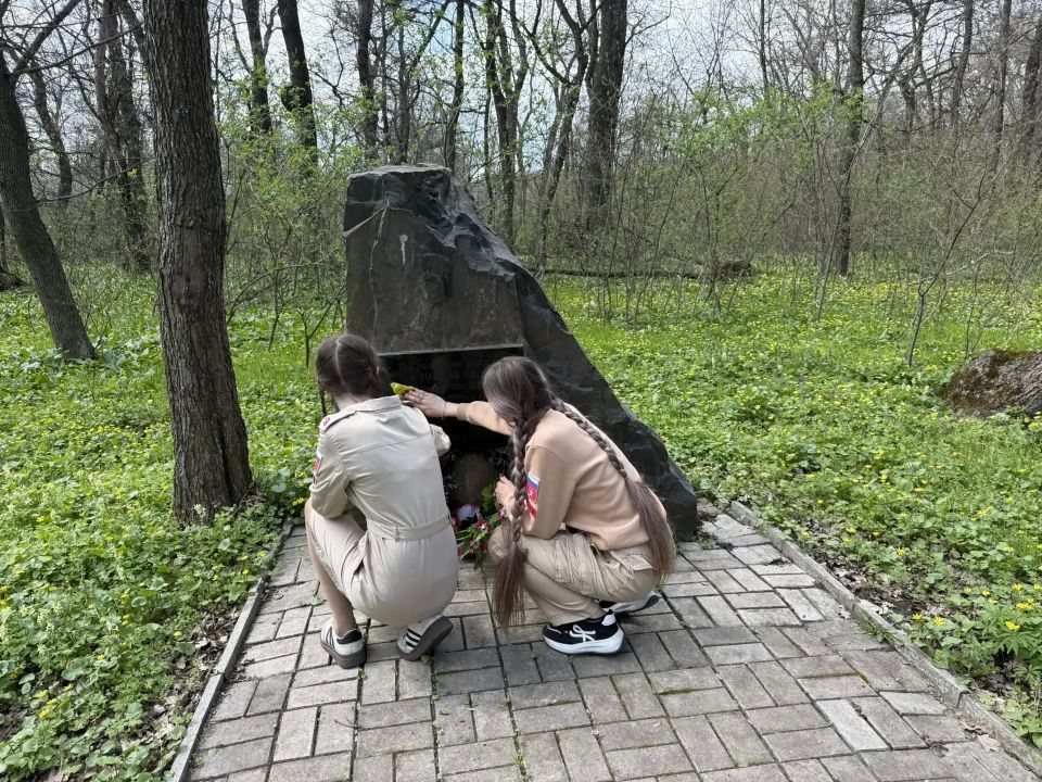 Наследие в наших руках. Учащиеся ГБОУ ЛНР «Ровеньковская гимназия №1 им. Г.С. Шонина» присоединились к акции в рамках Всероссийской недели субботников «Мы за чистоту» Наследие в наших руках. Учащиеся ГБОУ ЛНР «Ровеньковская гимназия №1 им. Г.С. Шонина» присоединились к акции в рамках Всероссийской недели субботников «Мы за чистоту»