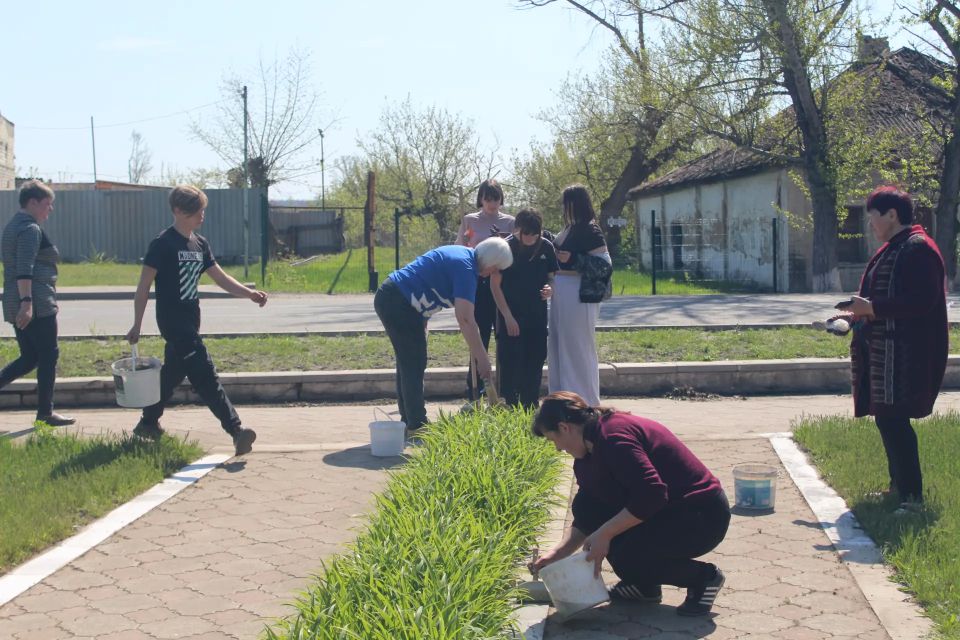 В Трехизбенке состоялся субботник, посвященный Международному дню памятников и исторических мест В Трехизбенке состоялся субботник, посвященный Международному дню памятников и исторических мест