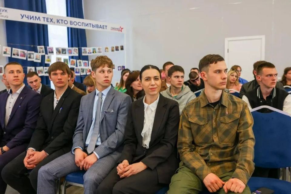 Андрей Сопельник вручил награды победителям и финалистам дебатного турнира «Мнение молодежи» Андрей Сопельник вручил награды победителям и финалистам дебатного турнира «Мнение молодежи»