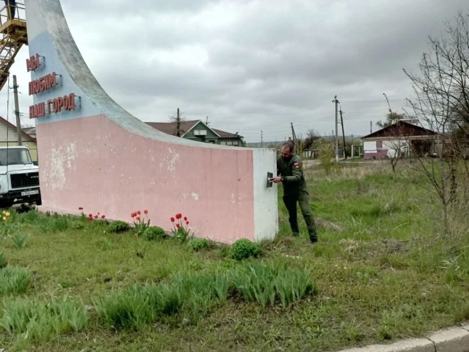 Подрядчики и аварийная бригада привели в порядок стелу в городе Кременная Подрядчики и аварийная бригада привели в порядок стелу в городе Кременная