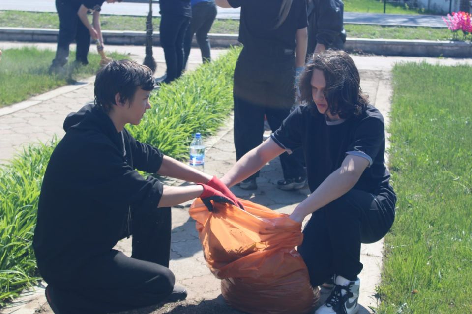 В рамках проекта «Историческая память» и марафона добрых дел «Весна – пора наводить порядки» в Трехизбенке состоялся субботник по благоустройству Братской могилы и памятных знаков летчику Николаю Мамаеву и 266-ой стрелковой... В рамках проекта «Историческая память» и марафона добрых дел «Весна – пора наводить порядки» в Трехизбенке состоялся субботник по благоустройству Братской могилы и памятных знаков летчику Николаю Мамаеву и 266-ой стрелковой...