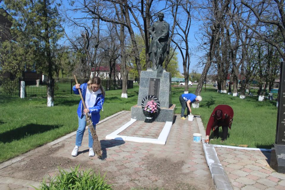 В Трехизбенке состоялся субботник, посвященный Международному дню памятников и исторических мест В Трехизбенке состоялся субботник, посвященный Международному дню памятников и исторических мест